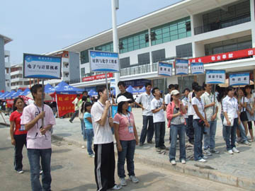 以学生满意、家长满意、社会认同为目标做好