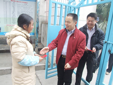 大年初一学校领导慰问坚守工作岗位人员 送去