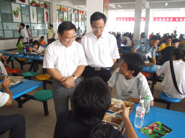 以学生满意、家长满意、社会认同为目标做好