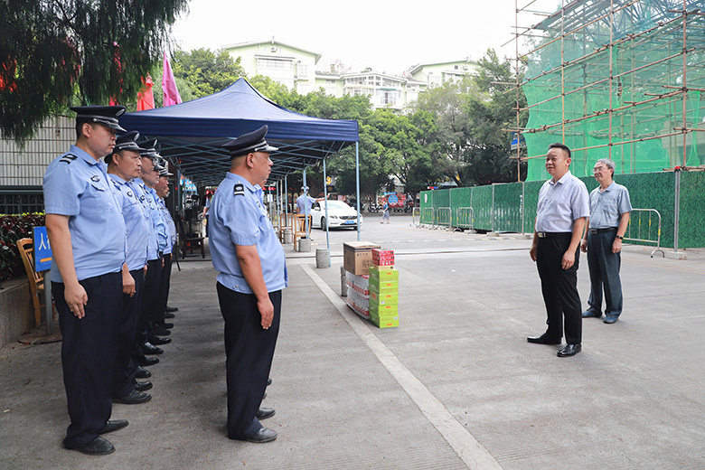 齐俊斌副书记带领校工会开展暑假“夏送清凉”活动