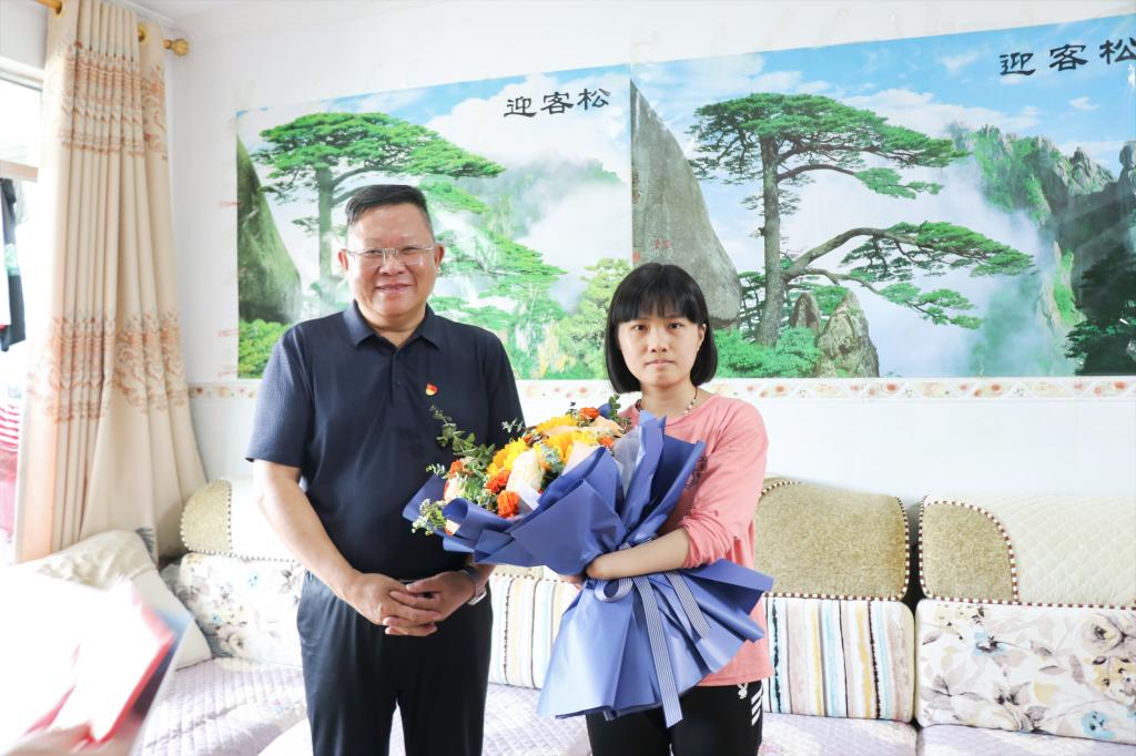 邓军书记到上思县走访慰问2022级新生