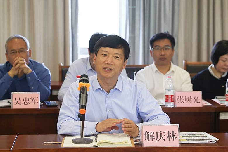学校校长解庆林一行到广西植物研究所交流调研