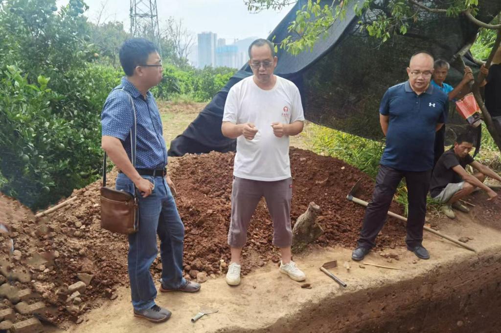 我校教师应邀到平乐古城墙遗址、古墓群进行现场考古工作