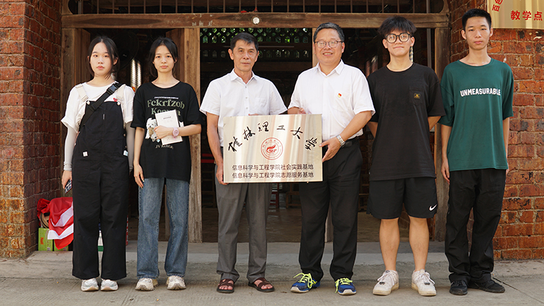 吴志强副书记看望学生暑期“三下乡”社会实践团队