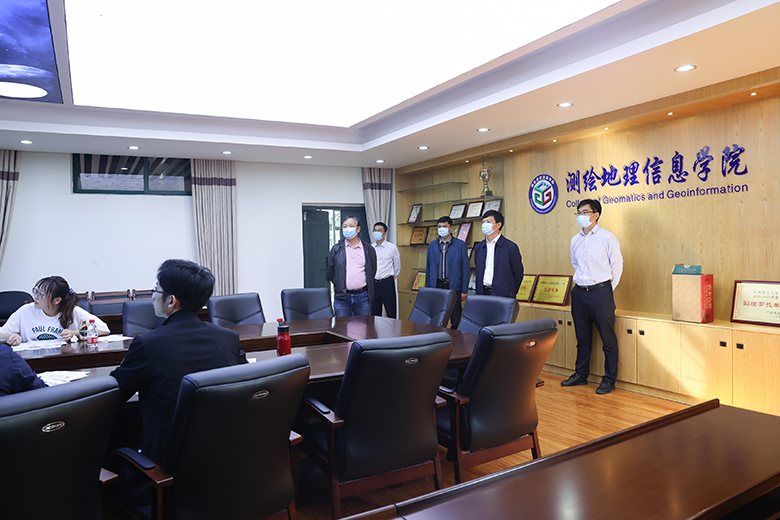 学校校长解庆林巡查指导学校2022年硕士研究生招生考试复试工作