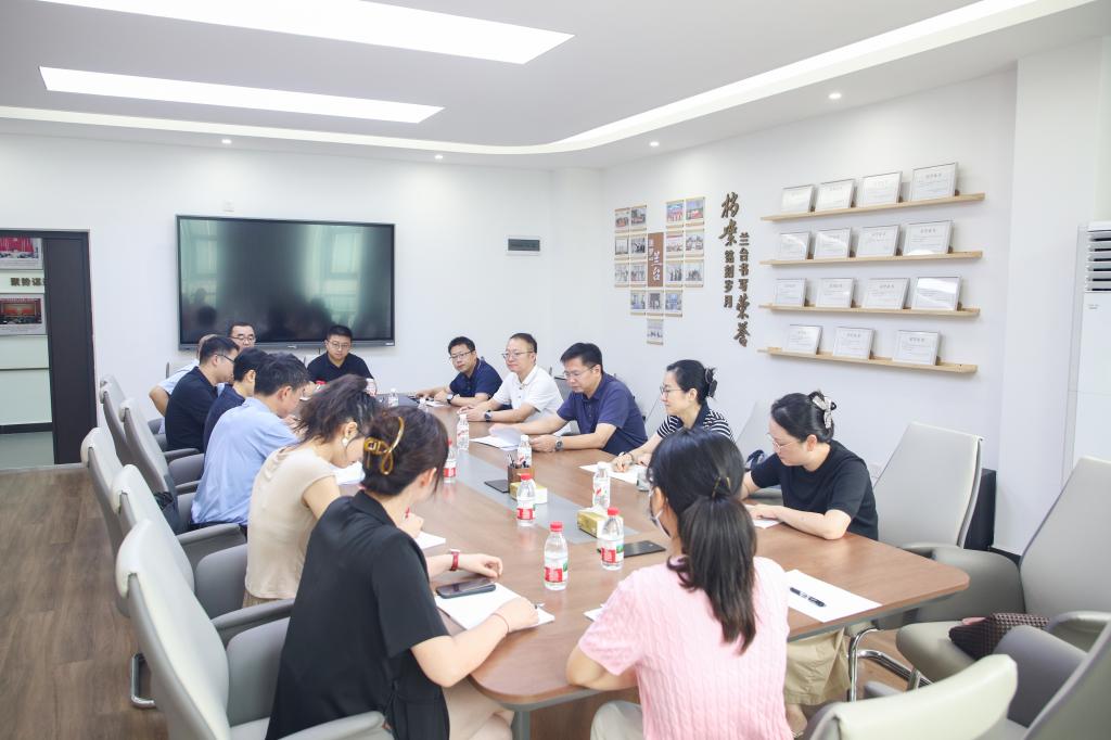 农毅、王敦球深入校史编纂工作一线检查指导