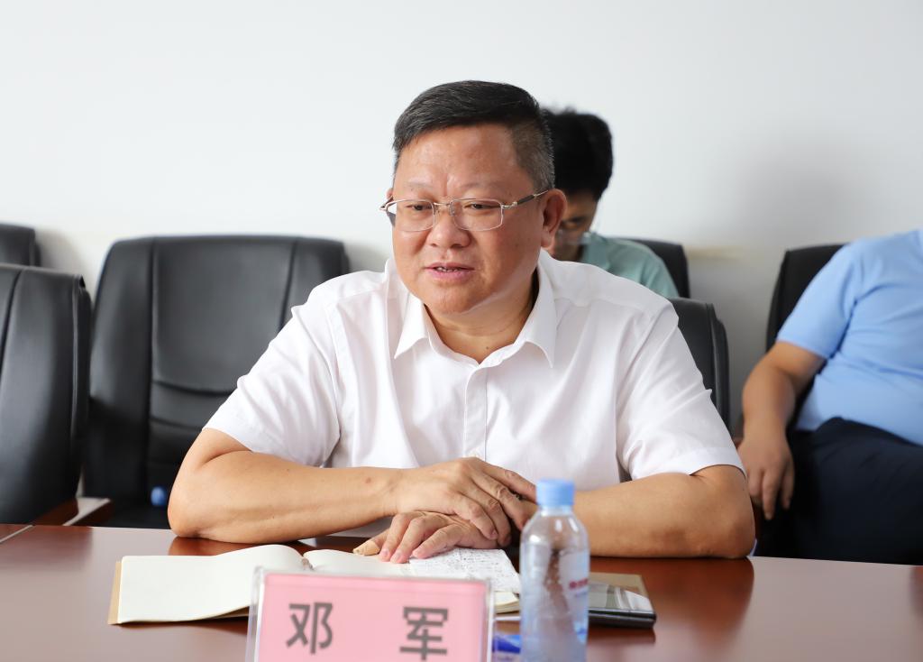 学校党委书记邓军、校长解庆林带队到南宁安吉校区检查指导工作
