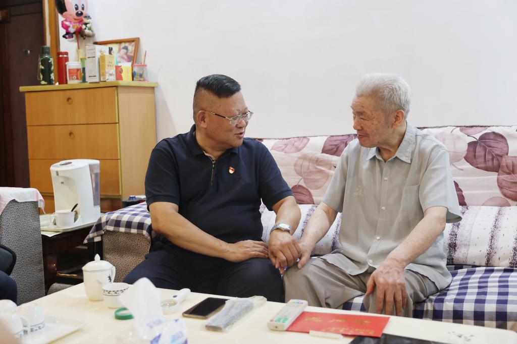 【喜迎二十大·庆祝建党101周年】校领导集中开展“七一”走访慰问活动