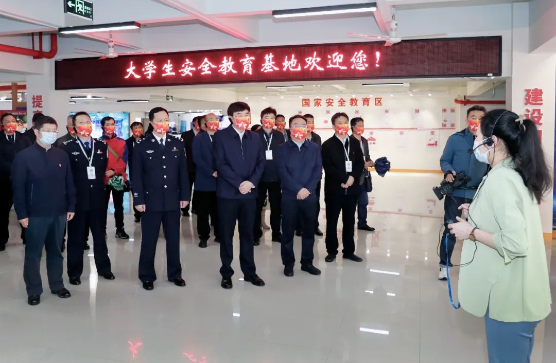 桂林市市委常委、政法委书记周卉，副市长、市公安局局长罗贤瑞到我校大学生安全教育基地参观指导
