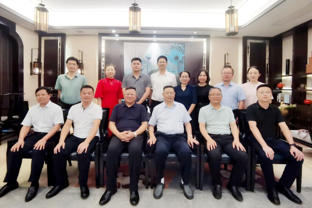 邓军书记一行走访看望贵港校友