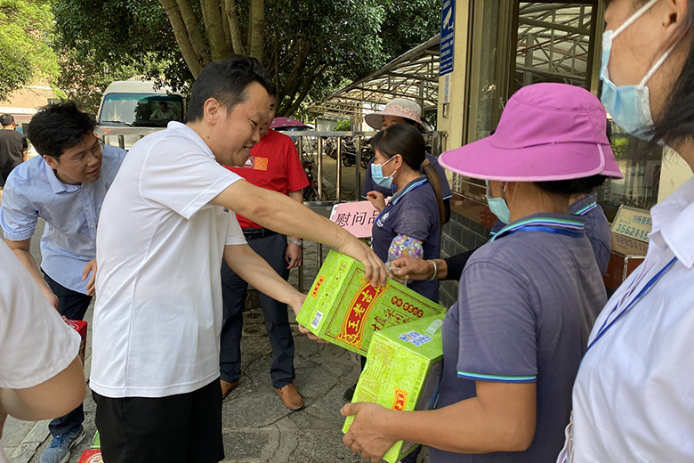 学校党委常委、总会计师曾繁荣带队慰问暑期坚守岗位的后勤一线员工